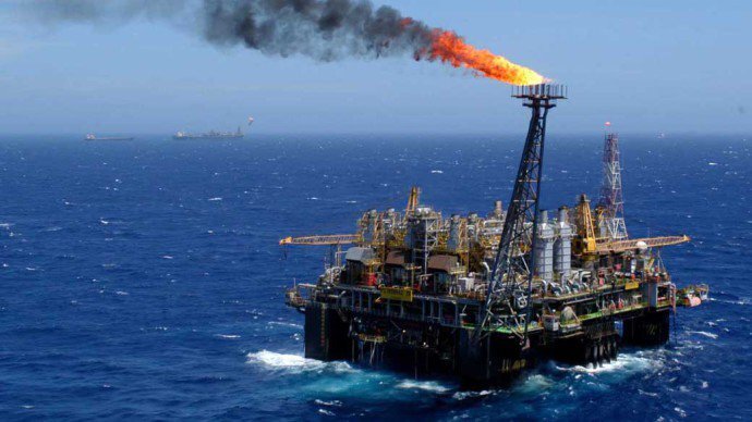 Preços do petróleo caem US$10/barril em maior queda diária desde Abril de 2020