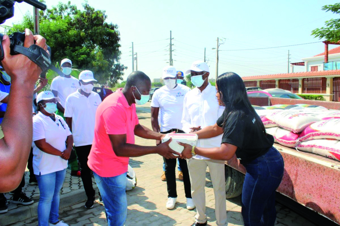 Jovens Solidários  doam bens de primeira  necessidade no  Cunhinga e Chinguar